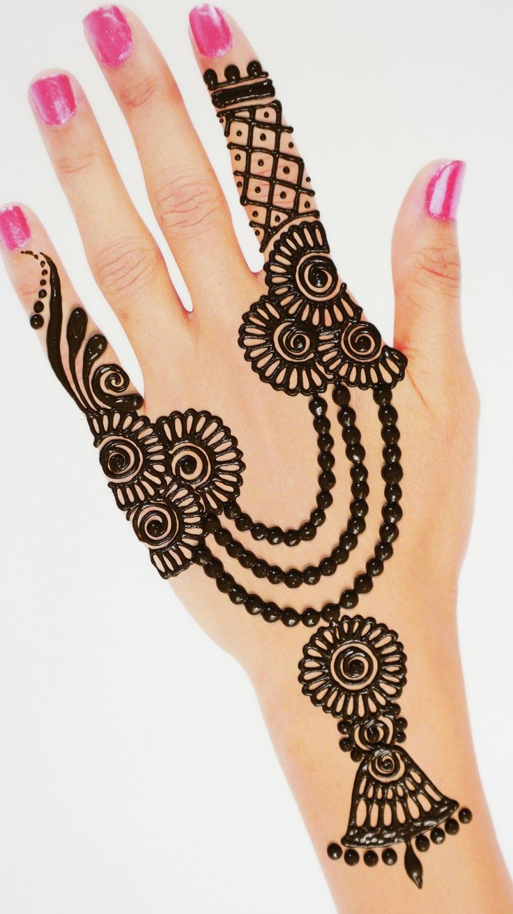 Hand accessories or jewelry-inspired henna